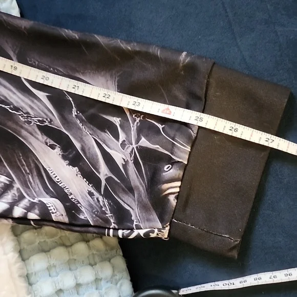 Graphic Skull Hoodie with Guns  NWOT - Picture 9 of 12